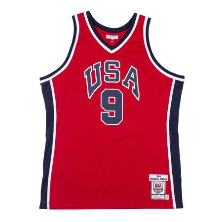 ▲夢幻隊的前身 –1984 Team USA 美國男籃球衣台灣搶先上市。（圖／Mitchell &amp; Ness 提供）
