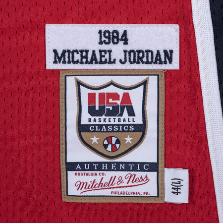 ▲夢幻隊的前身 –1984 Team USA 美國男籃球衣台灣搶先上市。（圖／Mitchell &amp; Ness 提供）