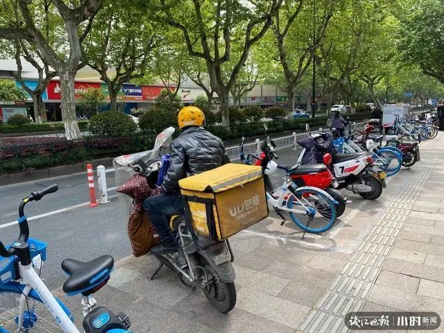 回家撞見外送員哭著走下樓　他拍下「對方車上拭淚背影」：挺難受的。（圖／翻攝《錢江晚報小時新聞》）