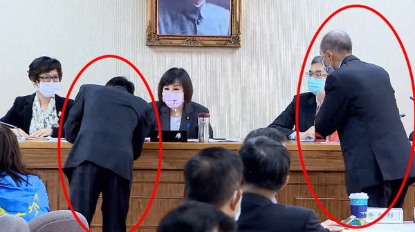 海軍副司令梅家樹、海軍參謀長敖以智見陳道輝講到哽咽，立刻衝上前拿走電話。（圖／東森新聞）