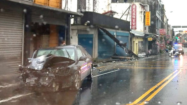 ▲宜蘭一小自客，疑雨天車速過快失控撞壞服飾店前電線桿及遮雨棚。（圖／擷取自《宜蘭知識+》，下同）