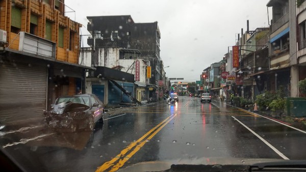 ▲宜蘭一小自客，疑雨天車速過快失控撞壞服飾店前電線桿及遮雨棚。（圖／擷取自《宜蘭知識+》，下同）