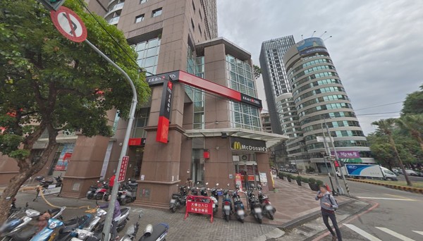 ▲▼麥當勞台中首家店目前位於台灣大道二段上，「龍邦國寶」大樓地下室位置。（圖／翻攝自Google Map）