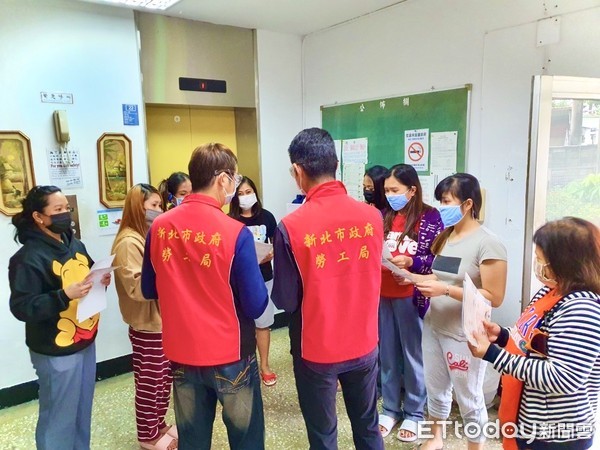 ▲勞工局至松下電器入場輔導，加強宣導移工防疫。（圖／新北市勞工局提供）