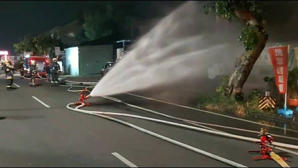 ▲嘉義市新民路上瓦斯槽車氣體外洩。（圖／讀者提供）