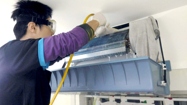 ▲▼新冠肺炎衝擊，讓民眾更重視環境清潔和消毒，預約洗冷氣的民眾增加，冷氣清潔，清洗冷氣，清潔。（示意圖／信義房屋提供）