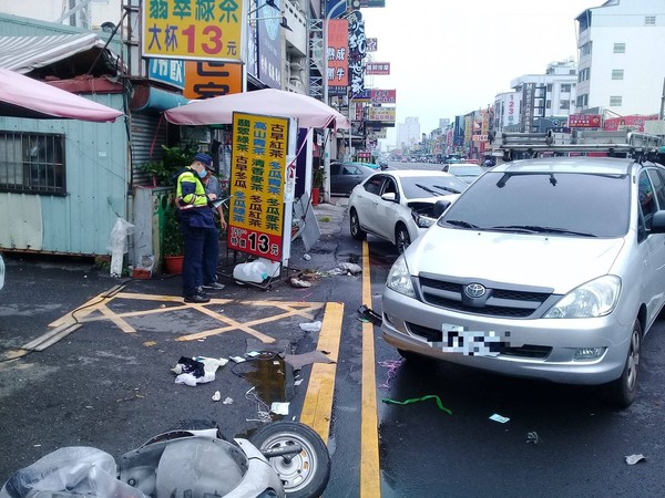 ▲嘉義市友愛路嚴重車禍。（圖／讀者提供）