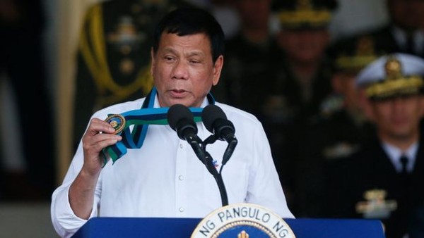 ▲ 菲律賓總統杜特蒂（Rodrigo Duterte）於24日表示，若非共新人民軍干擾疫情救援物資流動，將不排除動用軍警武力，宣布戒嚴。 （圖／美聯社）