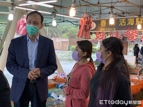 ▲朱立倫日前走訪新北市石門區富基漁港，舉行農漁民座談會。（圖／朱立倫辦公室提供）