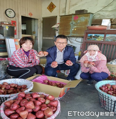 ▲從越南遠嫁屏東縣枋寮鄉的潘氏玉凰（左），種出高品質蓮霧             。（圖／記者陳崑福翻攝）