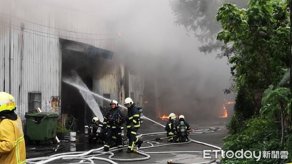 ▲▼台北市北投承德路七段玻璃工廠火警。（圖／記者黃彥傑攝）