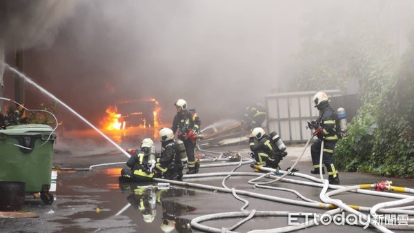 ▲▼台北市北投承德路七段玻璃工廠火警。（圖／記者黃彥傑攝）