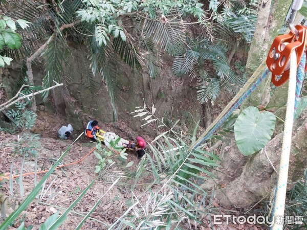 ▲78歲老農鋸樹不慎墜落15公尺深山谷，造成右大腿封閉性骨折，救護人員送醫救治。（圖／記者林悅翻攝）