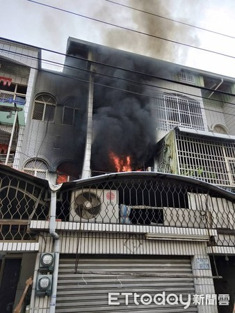 ▲台南市仁德區德善二街17巷1棟民宅發生火警，3層RC建物頂樓加蓋鐵皮濃有煙冒出，消防人員全力搶救。（圖／記者林悅翻攝，下同）