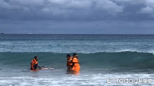 ▲海巡署第六岸巡隊人員前往核三廠出水口附近海域，救援風浪板客             。（圖／記者陳崑福翻攝）