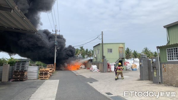 ▲台南市白河區中山路1間工廠油槽重油起火，火勢很大並冒大量濃煙，消防人員採水線防護避免延燒。（圖／記者林悅翻攝，下同）