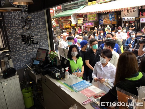 ▲盧秀燕回到一中商圈消費，保證逛街安全。（圖／記者鄧木卿攝）