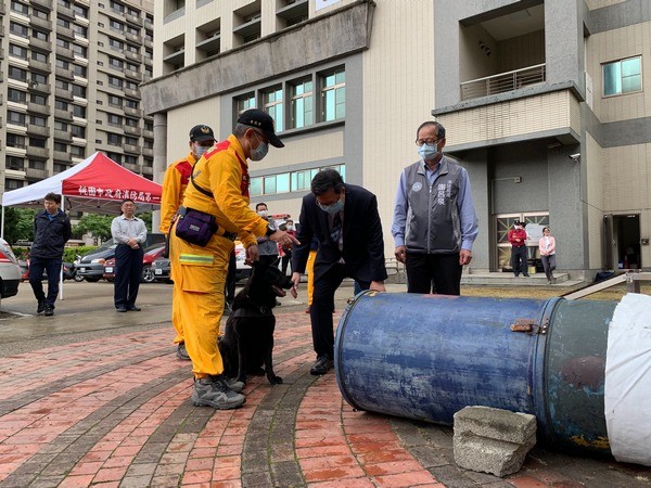 ▲「國際搜救犬日」，桃園市長鄭文燦臉書謝謝領犬員帶領搜救犬，在任務中進行患難救援。（圖／市府提供）