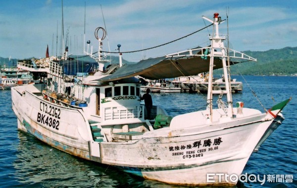 ▲屏東琉球籍漁船「勝騰群66號」22日晚被印尼公務船查扣             。（圖／記者陳崑福翻攝）
