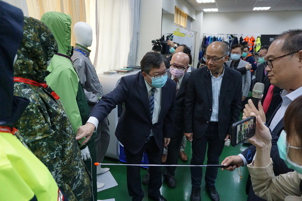 ▲鄭文燦視察「興采、聚紡」生產升級版隔離衣。