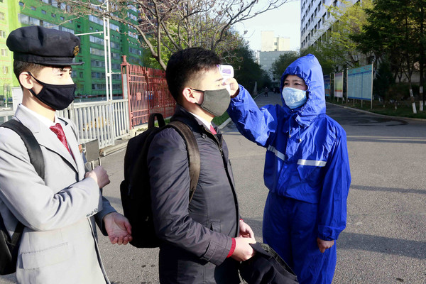 ▲▼ 新冠肺炎,北韓。北韓學生戴著口罩走進校園，量額溫。（圖／達志影像／美聯社）