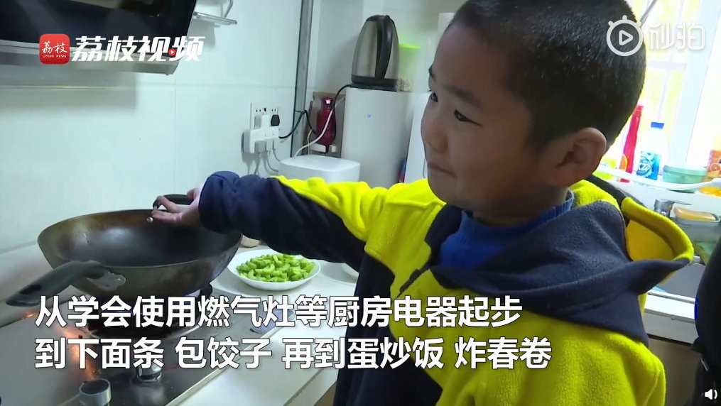 史上最年輕特級廚師小當家！8歲學生繆葦杭宅家70天學會30道菜　爸：別低估小孩。（圖／翻攝《荔枝新聞》）