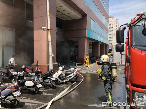 ▲高雄巨蛋旁商業大樓地下室傳出火警。（圖／記者許宥孺翻攝）