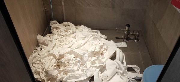 ▲店家廁所遭客人惡作劇，灑滿一地的衛生紙。（圖／翻攝臉書粉專千葉火鍋台東尊爵館）