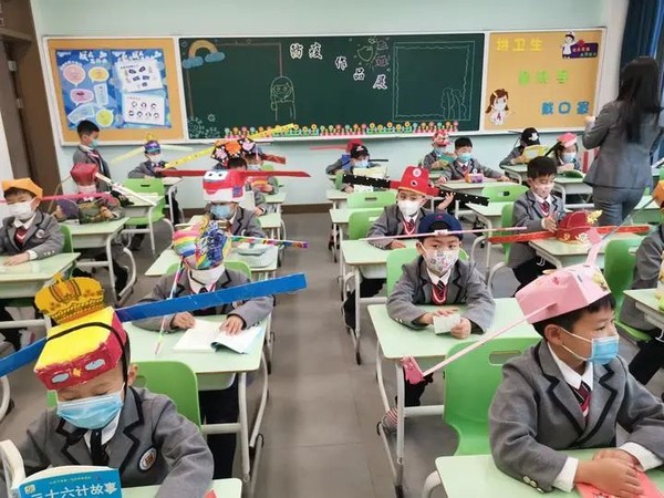 ▲▼開學第一天，杭州小學生戴「一米帽」上課。（圖／翻攝自新浪網）