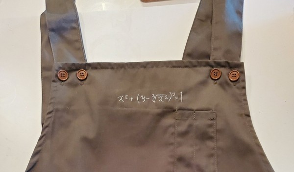 ▲日本網友shelfall收到妻子送上的圍裙，數學方程式裡藏著愛的密碼。（圖／翻攝Twitter@shelfall）
