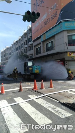 ▲台南市永康區東橋三路與東橋十街交叉路口，工程單位施工時不慎挖斷天然氣管路，現場洩漏大量瓦斯，台南市消防局派出人車前往警戒。（圖／記者林悅翻攝）