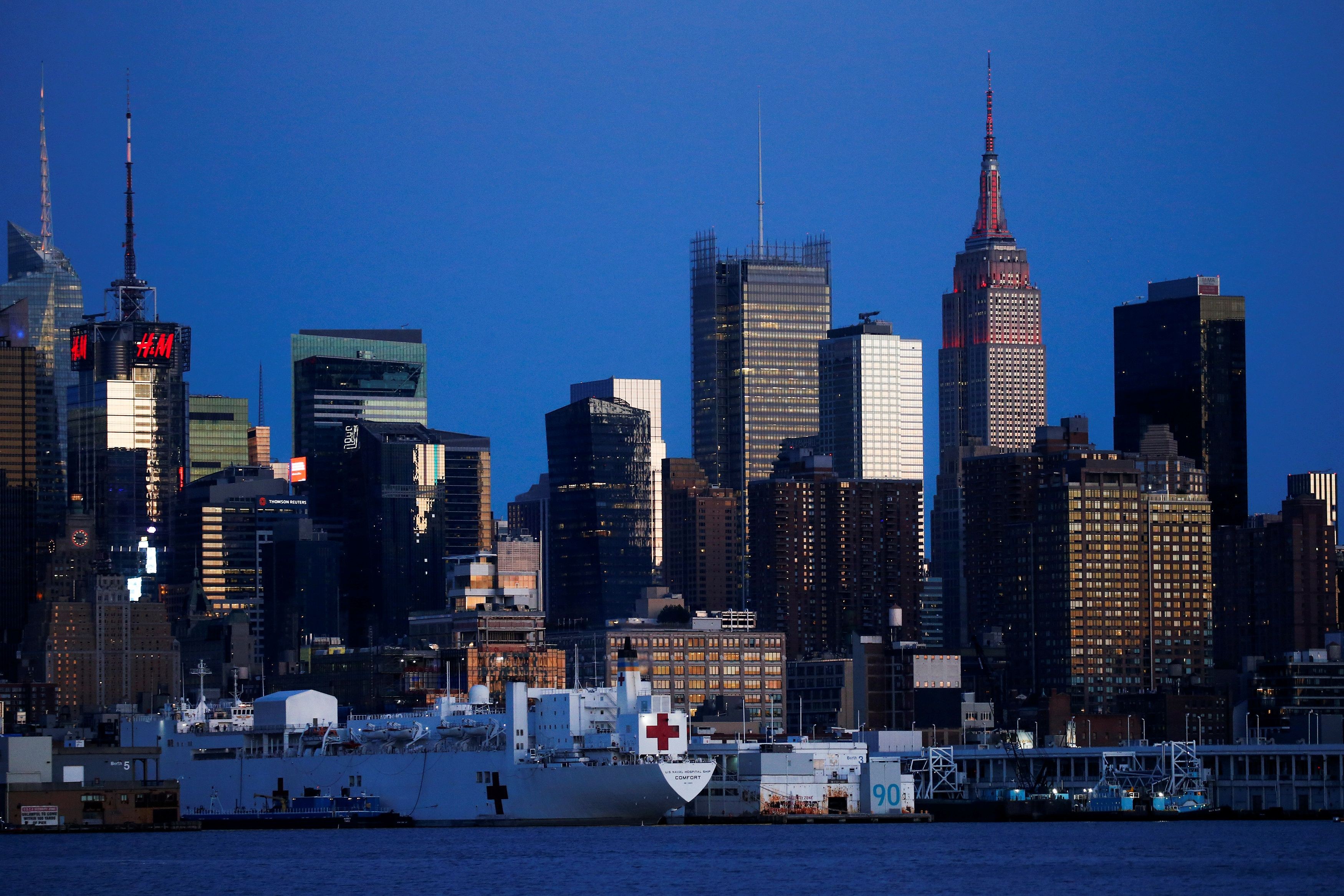 ▲▼美國海軍醫療艦「安慰號」（USNS Comfort）在哈德遜河（Hudson）上停泊。（圖／路透）