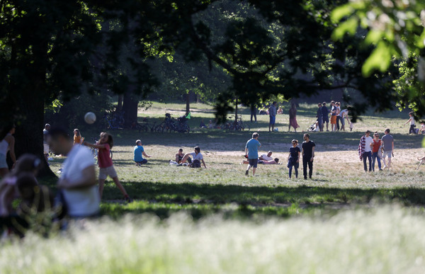 ▲▼法國巴黎民眾在文森森林公園（ Bois de Vincennes park）沐浴陽光，不管政府的警告。（圖／路透）