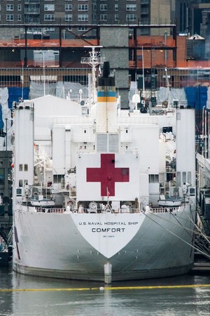 ▲▼美國海軍醫療艦「安慰號」（USNS Comfort）在哈德遜河（Hudson）上停泊。（圖／路透）