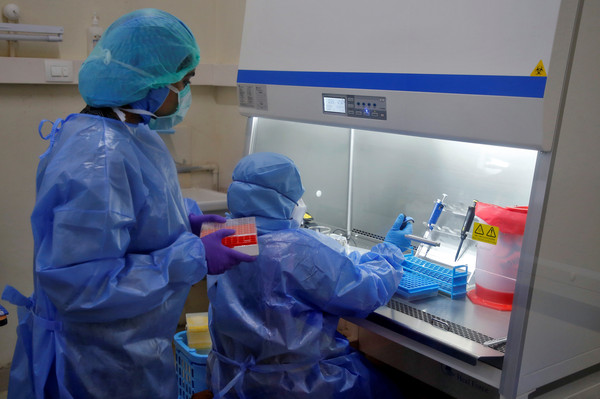 ▲▼印度實驗室人員正在進行新冠病毒檢測。（圖／路透）
