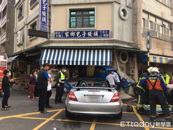 ▲小客車衝擊力道強大，險將小貨車撞進包子店，也讓店內人員嚇出一身冷汗。（圖／記者黃孟珍翻攝）