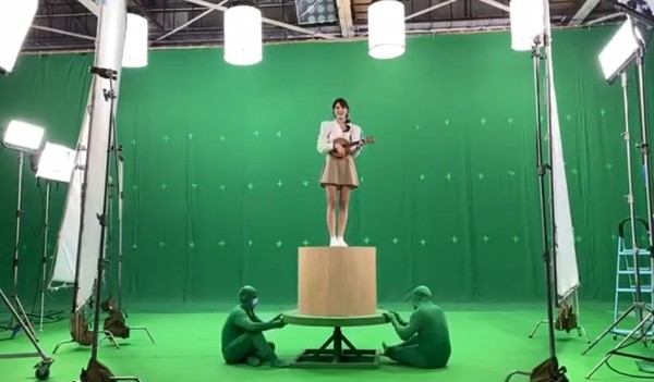 ▲▼四葉草參加《創造營2020》拍影片綠幕效果網笑炸。（圖／翻攝自微博）