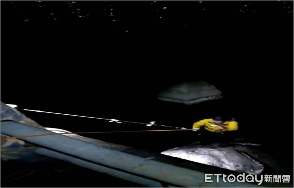 ▲海巡署第六岸巡隊人員利用浮水拋繩帶順利將落水男子救起            。（圖／記者陳崑福翻攝）