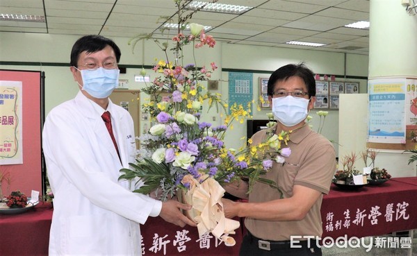 ▲雲嘉南分署長劉邦棟（右），將金牌花藝等作品獻給醫護人員，由院長王裕煒（左）代表接受。（圖／記者林悅翻攝，下同）