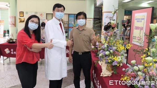 ▲雲嘉南分署長劉邦棟（右），將金牌花藝等作品獻給醫護人員，由院長王裕煒（左）代表接受。（圖／記者林悅翻攝，下同）