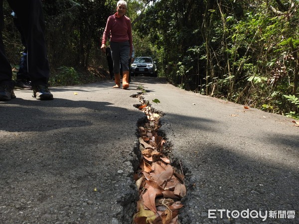 ▲▼南投市八卦路686巷一帶屬陡坡，路面和路旁排水溝，高低差最大超過50公分，里民常因視線不良，開車或騎機車衝出路外。縣長會勘後要求儘快施工改善。（圖／南投縣政府提供，下同）