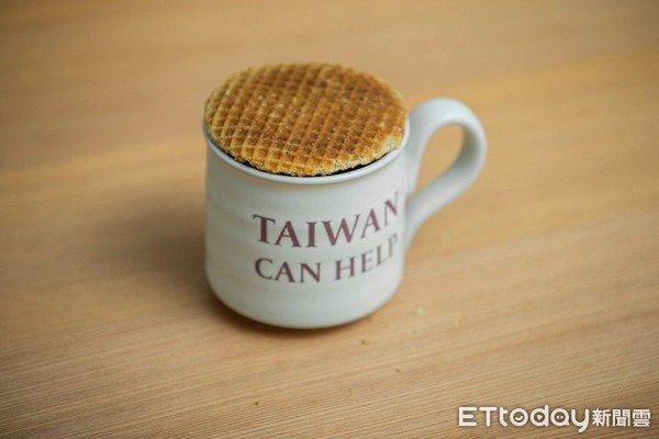 ▲蔡英文用「Taiwan can help」杯配荷蘭煎餅。（圖／翻攝自蔡英文臉書）