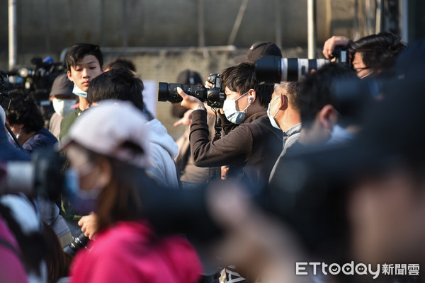 ▲防疫期間遇上懸日，民眾群聚戴口罩拍攝。（圖／記者林敬旻攝）