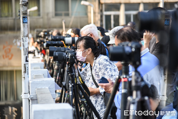 ▲防疫期間遇上懸日，民眾群聚戴口罩拍攝。（圖／記者林敬旻攝）