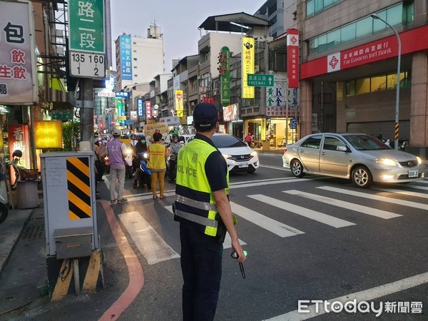 ▲防疫無破口，交安無憾事，台南市警一、五分局，結合「五力」走上街頭宣導交通安全，希望減少車禍傷亡發生。（圖／記者林悅翻攝，下同）