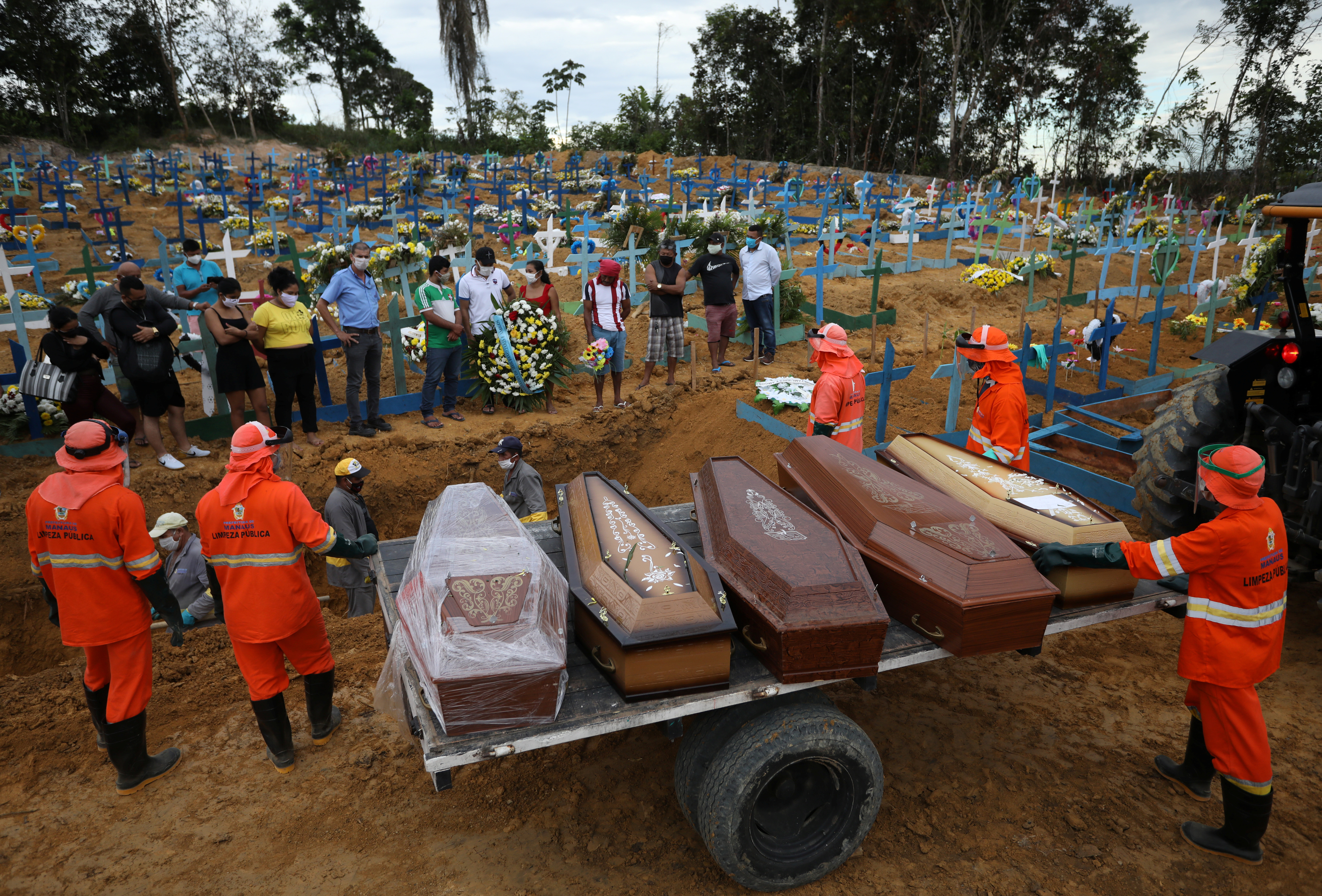 ▲▼巴西雨林城市瑪瑙斯（Manaus）疫情爆發，一次埋下5具棺材。（圖／路透）