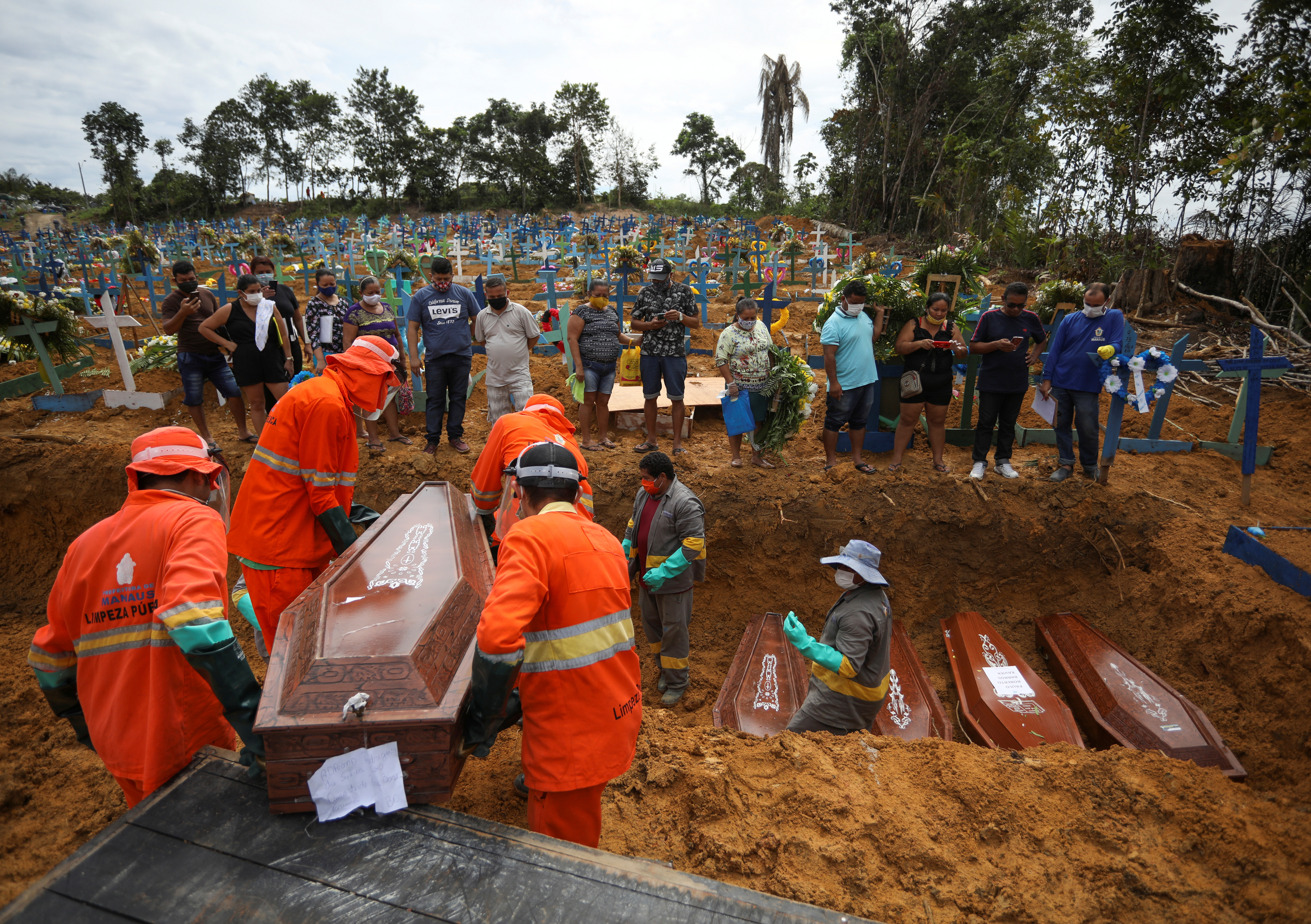 ▲▼巴西雨林城市瑪瑙斯（Manaus）疫情爆發，一次埋下5具棺材。（圖／路透）