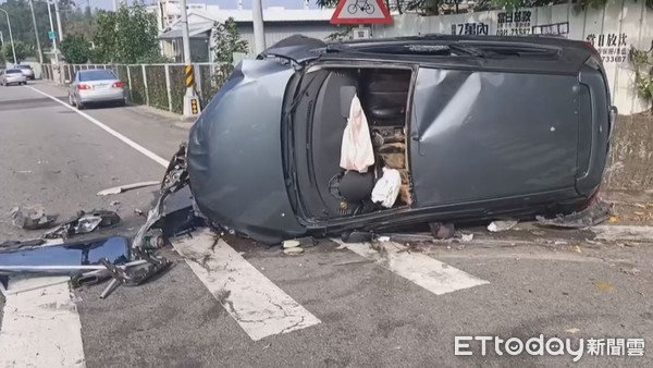 ▲小客車疑似過彎車速過快，失控撞上別車後翻覆，駕駛一度受困車內。（圖／記者黃孟珍翻攝）