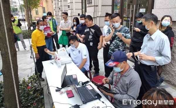 ▲桃園市平鎮警分局30日配合捐血活動，不少員警與市民也排隊響應。（圖／記者沈繼昌翻攝）