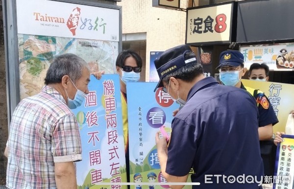 ▲51連續假期將至，台南市警局為確保轄區各道路交通順暢，累計規劃交通崗178處，動員1495名警力維持景點風景區與各主要道路交通順暢，並派員宣導防疫。（圖／記者林悅翻攝，下同）